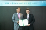 동부CNI 이봉 대표와 3PAR 본 우즈 (Vaughan Woods) 아태지역 매니징 디렉터. 3PAR코리아는 동부CNI와 총판계약을 체결하고 유틸리티 스토리지를 공급한다.
