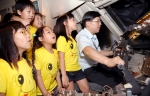 1일 아시아나항공 운항훈련동에서 열린 부천시 대장분교 어린이 초청행사에서 참가 어린이들이 보잉 767 항공기 시뮬레이터에 탑승하여 아시아나 조종사로부터 비행원리에 대한 설명을 듣고