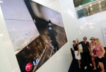 독일 베를린에서 열리는 유럽 최대 가전 전시회 `IFA 2010`에서 관람객들이  LG전자의 3D PDP 멀티비전을 감상하고 있다.