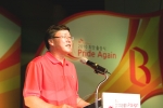박인식 SK브로드밴드 사장이 7일 고려대 화정체육관에서 전 구성원이 참석한 가운데 열린 '2010 희망 출정식'에서 'Pride Again'을 