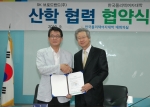 SK브로드밴드는 한국폴리텍여자대학과 유무선통합 서비스 제공에 관한 제휴를 맺었다고 8일 밝혔다. 오승재 한국폴리텍여자대학 학장(왼쪽)과 이명근 SK브로드밴드 기업사업부문장(오른쪽)