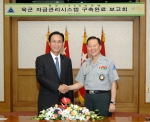 KB국민은행의 민병덕 은행장(사진 왼쪽)과 육군본부 황의돈 참모총장(사진 오른쪽)이 9일 육군본부에서 軍 최초로 실시간 연계된 육군 자금관리시스템 (Cash Management S