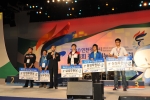 삼성전자 송지오 기능올림픽사무국장이 제 45회 전국기능경기대회(7~13일) 마지막날 인천 송도 컨벤시아에서 삼성후원상을 수여하고 있다. 삼성후원상은 어려운 환경에서도 우수한 성적을