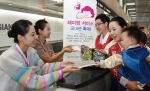 아시아나항공이 9월 16일부터 국내선 전 공항으로 확대 실시하는 해피맘 서비스(유아동반손님 우대서비스)를 통해 유아동반 승객들이 김포공항 유아동반 승객 전용카운터에서 신속하게 탑승