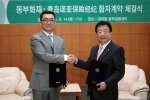 동부화재 김정남 사장(오른쪽)과 중국 낙아보험중개유한공사 전풍 사장이 합자계약 체결식을 가지고 있다.