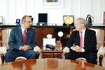 칼리드 알팔리 최고경영자(좌)와 KAIST 총장 서남표(우)가 환담을  나누고 있다.