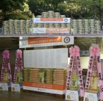 동작구 15개동에 기부될 동작복지재단 이사장 취임축하 드리미 쌀이 노량진근린공원에 쌓여 있다.