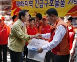 장지영 SK텔레콤 수도권 네트워크 본부장(오른쪽)이 양천구청 주민생활지원국 이희 국장(왼쪽)에게 수해복구를 위한 긴급구호물품을 전달하고 있다.