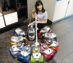 삼성전자가 프리미엄급 진공 청소기 신제품을 선보였다. 삼성전자가 이번에 선보인 '먼지제로 스텔스 청소기'는 기존에 공기방과 먼지방이 나눠졌던 트윈챔버 시스템을 업