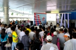 지난 13일부터 중국 상하이 엑스포의 한국기업연합관에서 진행된 'SK 기업주간' 행사장을 찾은 관람객들이 한국 전통 사물놀이 공연을 관람하는 모습. '행