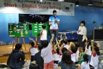 부산아쿠아리움의 무료 영어 스토리텔링 프로그램에서 어린이들이 원어민의 영어설명을 듣고 있다.