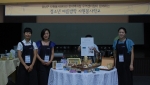 강남구청 자원봉사센터와 아로마데이의 천연비누만들기 봉사, 현대백화점 무역센터점(사진 가운데가 아로마데이 박소영 대표)