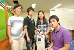 감성로봇과 함께 한 ‘잉치키’팀 학생들 (왼쪽부터) 주훈종, 정용성, 홍혜정, 강전진(팀장). 가운데 로봇이 감성로봇