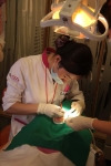 공포가 심한 환자에서 여러개의 치아성형을 위해 수면치료를 시행 중인 TMK압구정치과 정유미원장