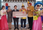 9월 30일 인천국제공항 입국장에서 열린 중국인 관광객 환영행사에서 아시아나항공 인천공항서비스지점 박찬만 상무(좌측 세번째)가 한국관광공사 이참 사장(좌측 다섯번째)과 함께 생일을