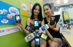 LG전자 모델들이 '국민 스마트폰' 옵티머스 원을 선보이고 있다. 국산 스마트폰 최초로 안드로이드 2.2버전을 탑재한 옵티머스원은 이동통신 3사를 통해 3일부터 