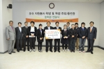 S-OIL은 4일 서울 마포구에 위치한 한국사회복지협의회에서 박봉수 S-OIL 수석부사장(왼쪽)이 자원봉사 우수학생 및 학생 주유·충전원 1백명에게 장학금 5천만원을 전달했다.
