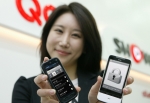 'KT모바일 보안' 앱이 적용된 노키아 5800 과 hTC 레전드의 모습