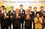 삼성전자가 6일 조선호텔에서 열린 지식경제부 주최, 한국에너지기술평가원 주관의 에너지리더스 통합 포럼 행사 중 진행된 '2010 그린 에너지 어워드' 시상식에서 