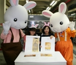 10월 8일 오전 광동제약 직원들이 인쇄소에서 막 제작 된 2011년 ‘신묘년(辛卯年)’ 달력을 토끼와 함께 들어 보이고 있다.