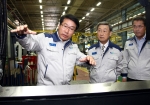 박용현 두산 회장이 복합소재 생산이 가능한 터닝센터 신기종인 New Frame 2100LY 제품의 설명을 듣고 있다.