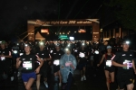 지난 2일 저녁 서울대공원(과천)에서 열린 야간 마라톤 대회 ‘에너자이저 나이트레이스 2010 위드 아디다스’에 참가한 7천 여명의 참가자들이 헤드 라이트를 켜고 함께 달리고 있다