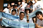 대한민국 청소년 자원봉사단 청소년들이 캄보디아 다이엣지역에서 환경캠페인 등의 자원봉사활동을 한 후 기념사진을 촬영하고 있다.