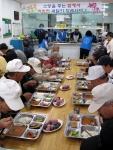 비가 오나 눈이 오나 늘 문을 열어놓고 밥 한 그릇과 뜨거운 국물 한 사발 그리고 정성을 담은 찬을 준비하다 보니 현재 사랑밭 무료급식소(동인천, 부평) 2개소에는 연간 11만 명