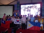 2010 WORLD ROBOT OLYMPIAD 수상팀들 - 필리핀 부통령 Jejomar Binay, 필리핀 과학기술부(Dost) 장관 Mario Montejo (오른쪽), DoST