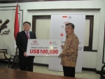 Seon-Pil Choi, Chief of Kia Motors Asia Office presents Muhammad Jusuf Kalla, Chairman of Palang Mer