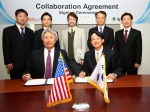 녹십자 대표이사 이병건 사장(右)과 PBS社의 Brian Lee 대표(左)가 9일 녹십자 본사에서 바이오의약품 공동개발에 대한 계약을 체결하고 있다.
