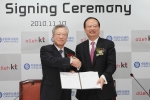KT 이석채 회장(왼쪽)과 차이나모바일 왕 젠저우(王建宙) 회장(오른쪽)이 10일 광화문 KT사옥에서 전략적 협력을 위한 협정서를 체결하고 있다.
