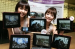 LG U+가 Wi-Fi와 Bluetooth 모듈을 탑재, 무선인터넷 접속은 물론이고 스마트폰, IPTV, PC 등 다양한 기기와 무선으로 콘텐츠를 주고 받을 수 있는 디지털액자를 