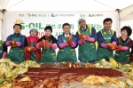 16일 울산 농업기술센터에서 열린 ‘사랑의 김장’ 나누기 행사에 참여한 아흐메드 에이 수베이 S-OIL CEO(오른쪽 세번째), 박맹우 울산시장(오른쪽 네번째) 등 참가자들이 어려