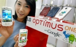 여성모델이 다양한 색상의 LG전자 '옵티머스원'을 소개하고 있다. LG전자는 온오프라인 이벤트를 통해 스머프 캐릭터 디자인을 적용한 한정판 배터리 커버를 증정한다