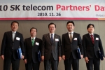 26일 서울 워커힐호텔에서 열린 「2010 SK텔레콤 Partners' Day」행사에서 최우수 파트너사로 선정된 4개사 대표들과 조기행 SK텔레콤 GMS CIC 사장이 기
