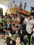 고양시소재 현산초등학교에서 열린 이번행사에, 김문수 경기도지사를 비롯해 도의회의원, 친환경농산물생산자, 학부모, 자원봉사자 등 50여명이 참여하여 ‘친환경농산물’이라는 주제로 학교
