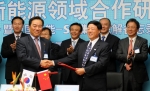 박상훈 SK China 에너지CIC 사장(왼쪽)이 천진은(陈津恩) CECEP(중국지에능환바오그룹) 부총경리 겸 당서기와 신재생에너지, 환경사업 등  연구협력에 관한 MOU에 서명한