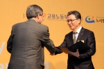 안산시시설관리공단 김현준 이사장이 작업장혁신 우수기업 인증서를 수여받고 있다.