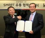 현대차는 2일(목), KT 교대사옥 올레 캠퍼스에서 신영동 현대자동차 국내영업본부장(왼쪽), 이경수 KT 컨버전스WIBRO 본부장 등 양사 임직원이 참석한 가운데 『현대차-KT S