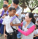 아시아나항공 인천국제공항서비스지점 직원들이 캄보디아에 소재한 크데이 룬(Kdei Run) 초등학교를 직접 방문하여 책가방과 각종 학용품 등을 학생들에게 전달하고 있다.