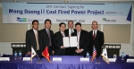 서동수 두산중공업 부사장(발전BG장, 왼쪽)과 이안 폭스(Ian Fox) AES-VCM사장이 서울 리츠칼튼 호텔에서 10일 계약을 맺고 있다.