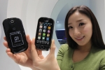 삼성전자 도우미가 국내에서 처음으로 근거리무선통신기술(Near Field Communication)가 적용된 휴대폰 'SHW-A170K'를 선보이고 있다.