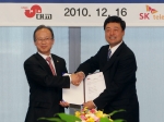 16일 11시 을지로 SK텔레콤 본사에서 열린 <스마트러닝 사업 제휴 조인식>에서 지동섭 SK텔레콤 IPE 사업단장(사진 오른쪽)과 박태영 ㈜대교 대표이사가 양해 각서 