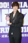 김현중이 17일 저녁, 홍콩Convention & Exhibition 센터에서 개최된 ‘2010 야후! 아시아 버즈어워드’에서 수상하고 있다.