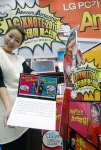 서울시 관악구 신림동 소재의 LG베스트숍 신림점 IT매장에서 여성 모델이 27일부터 2011년 3월말까지 진행하는 &#039;2011 아카데미 페스티벌’을 소개하고 있다.