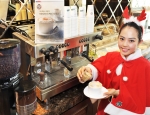 24일 인천공항 아시아나항공 비지니스 라운지에서 산타복장을 한 바리스타가 커피를 서비스 하고 있다.