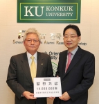 클래식 기타 동호회인 ‘서울 아르페지오’ 회장을 맡고 있는 건국대병원 소화기병센터 심찬섭 교수(오른쪽)가 자선 연주회 수익금 1,400만원을 김진규 건국대 총장(왼쪽)에게 전달하고