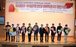 올해의 우수외래강사 및 우수실습기관으로 선정된 강사와 기관대표