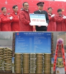 드리미 노승구 대표가 가수 배우 등 연예인 30여명이 자선냄비에 기부한 드리미 쌀 1004포 10톤을 박만희 구세군사령관에게 전달하고 있다.